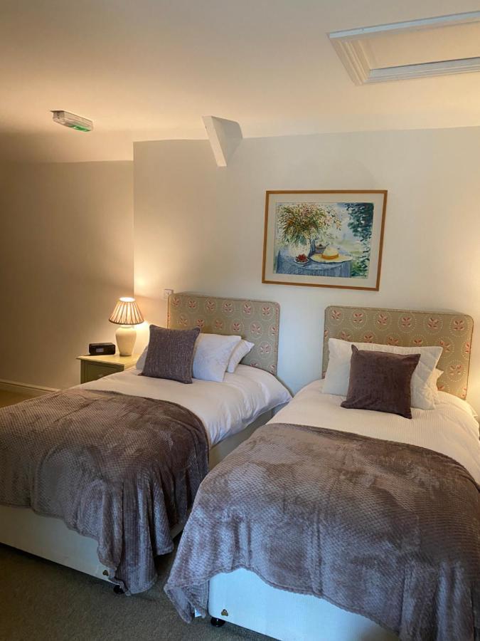 The Red Lion Hotel Криклейд Екстериор снимка