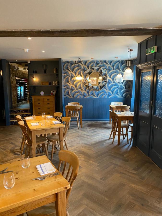 The Red Lion Hotel Криклейд Екстериор снимка